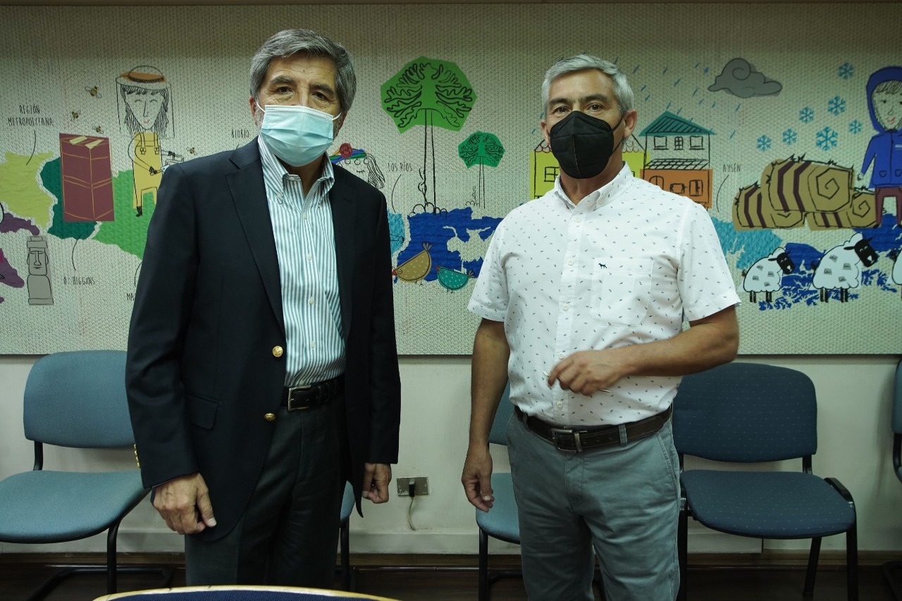 El director nacional de INDAP, Carlos Recondo, y el futuro subsecretario José Guajardo