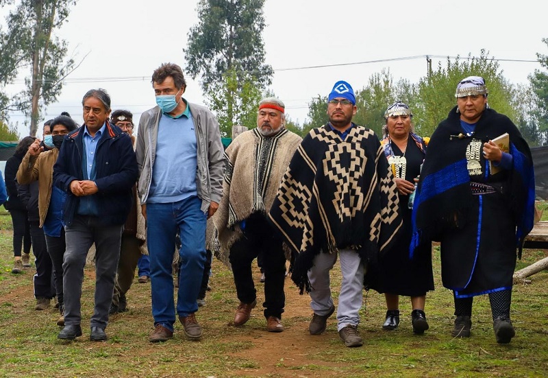 Ministro Valenzuela con comunidades mapuche 1