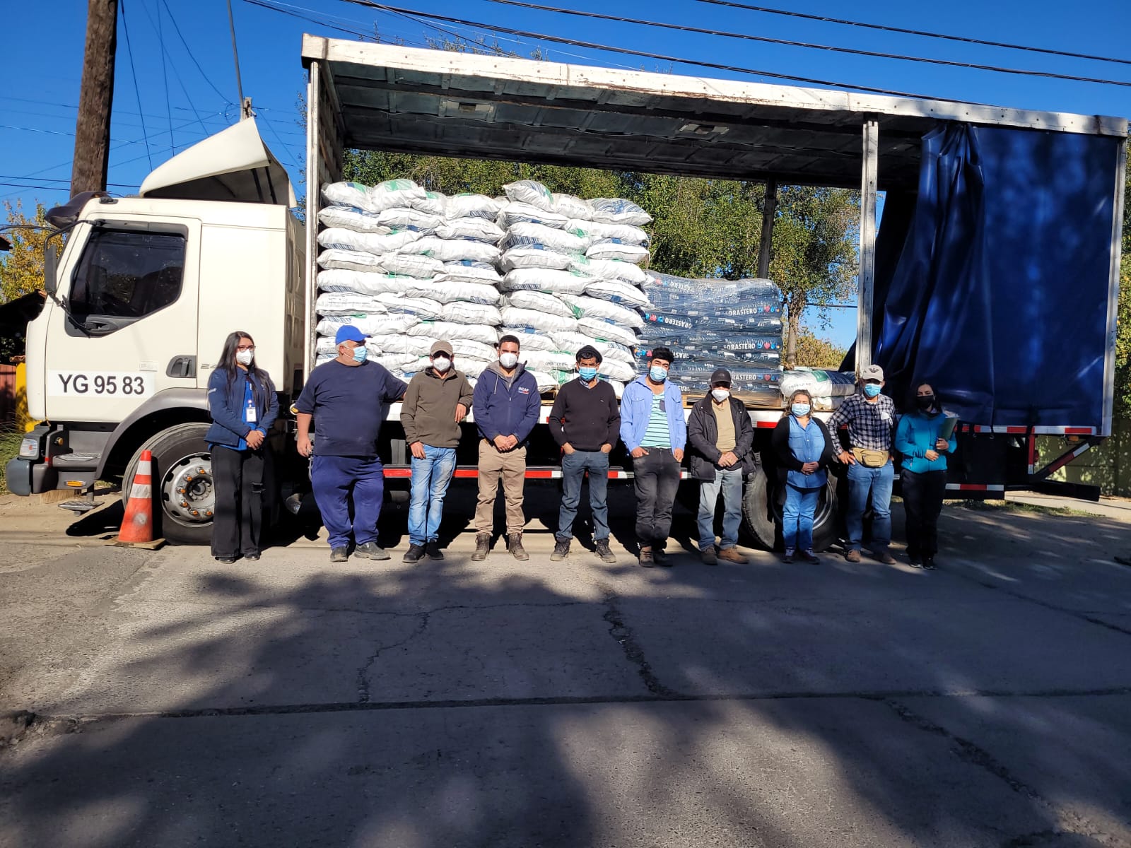 Un grupo de agricultores al recibir el alimento en Los Andes