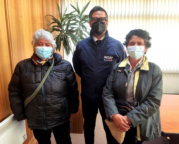 Productores junto al director (s) de INDAP Araucanía
