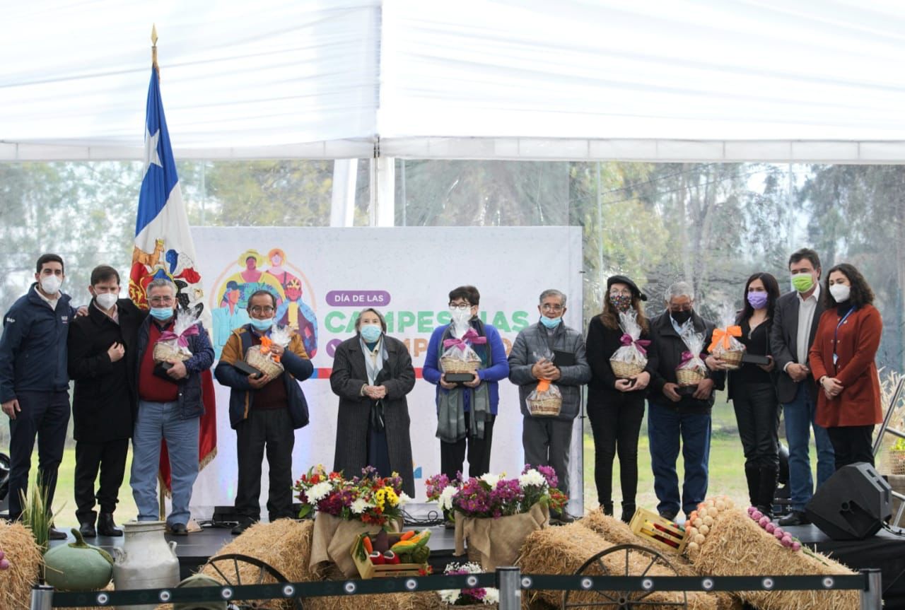Campesinas y campesinos que fueron reconocidos junto a las autoridades encabezadas por el Presidente Gabriel Boric