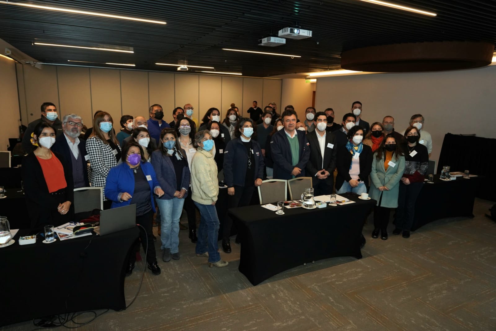 El Ministro Valenzuela y Santiago Rojas junto a las directoras y directores regionales de INDAP