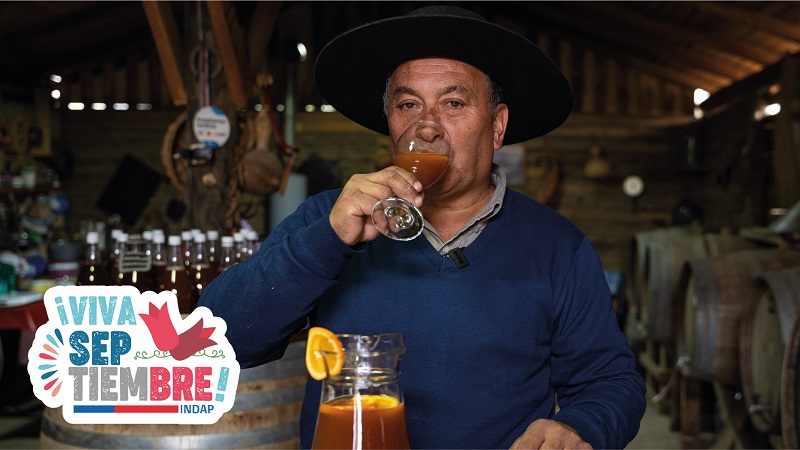 Segundo Daine, de Curacaví, en su bodega de procesos y sala de ventas de su chicha.