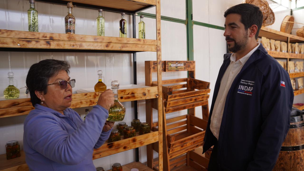 Santiago Rojas junto a la productora Dolores Jiménez en el Mercado Campesino de Altos La Portada