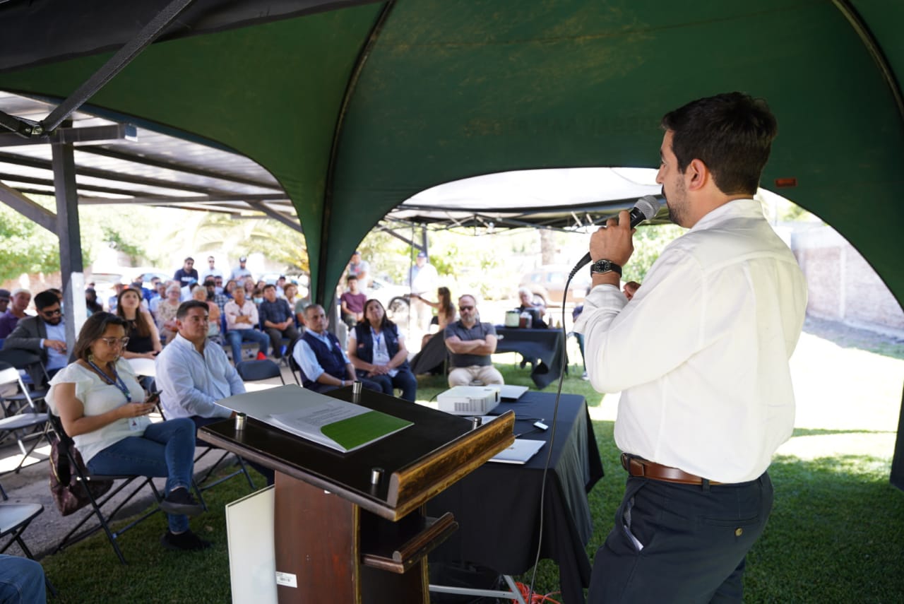 El director nacional de INDAP, Santiago Rojas, en la actividad con frutilleras y frutilleros de Melipilla