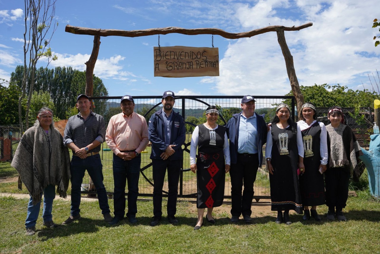 El Director Nacional de INDAP Santiago Rojas con integrantes de la ruta turística mapuche Lan-Ko Fucha