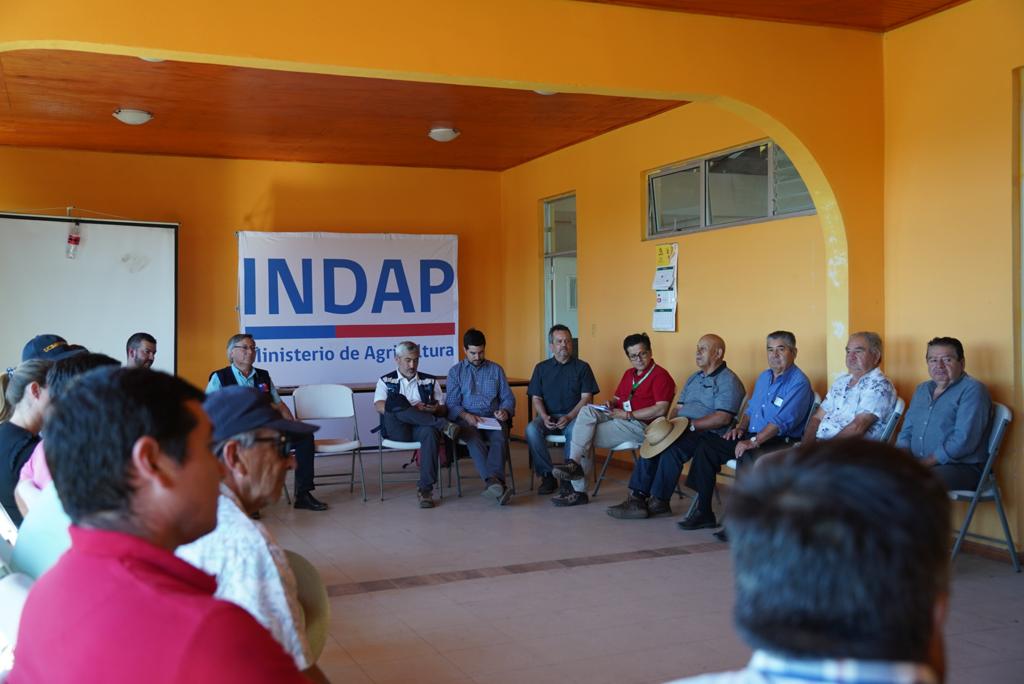 Autoridades del agro reunidas con viñateros asociados a Coovicen