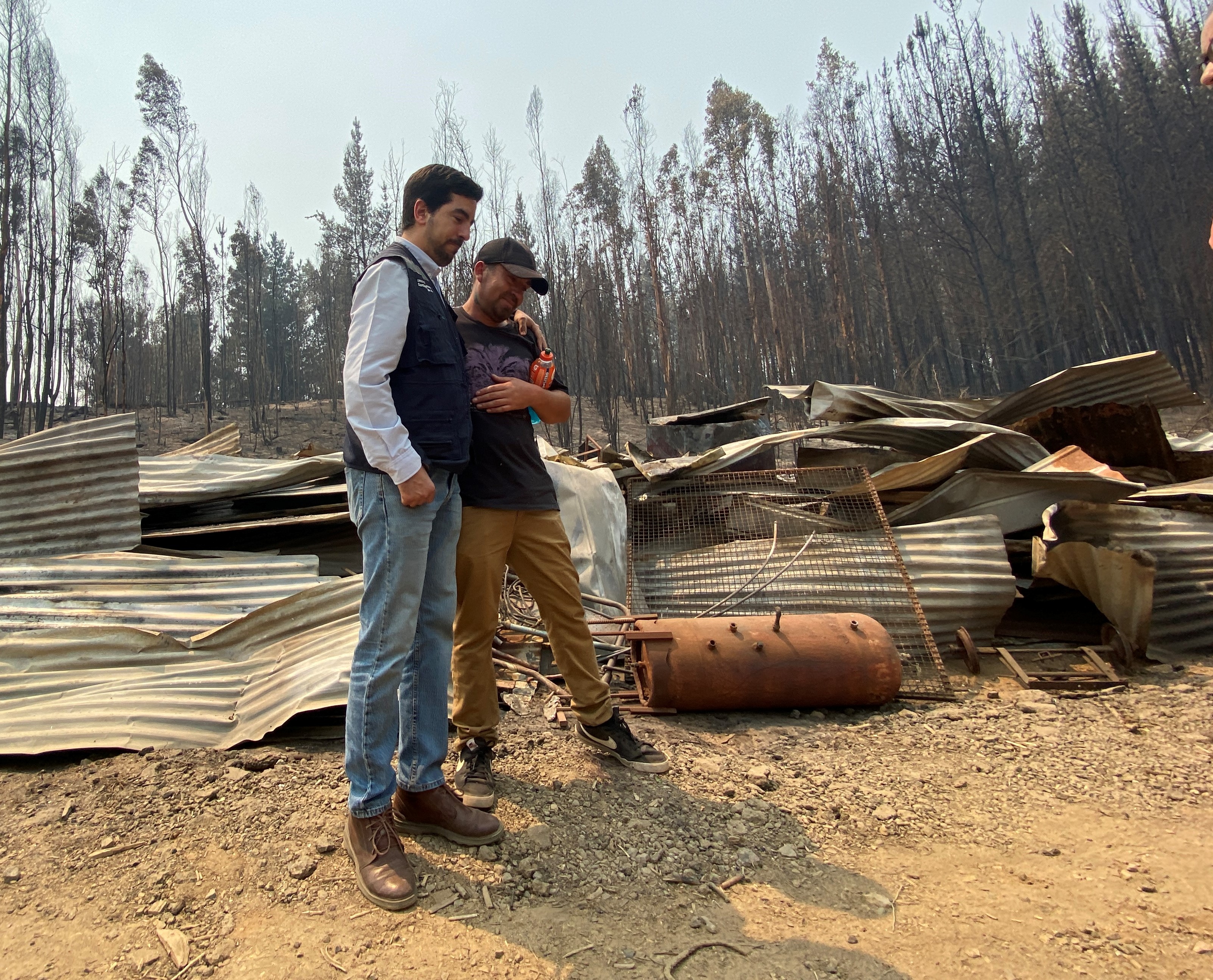 Director nacional de INDAP Santiago Rojas junto a damnificado por incendio