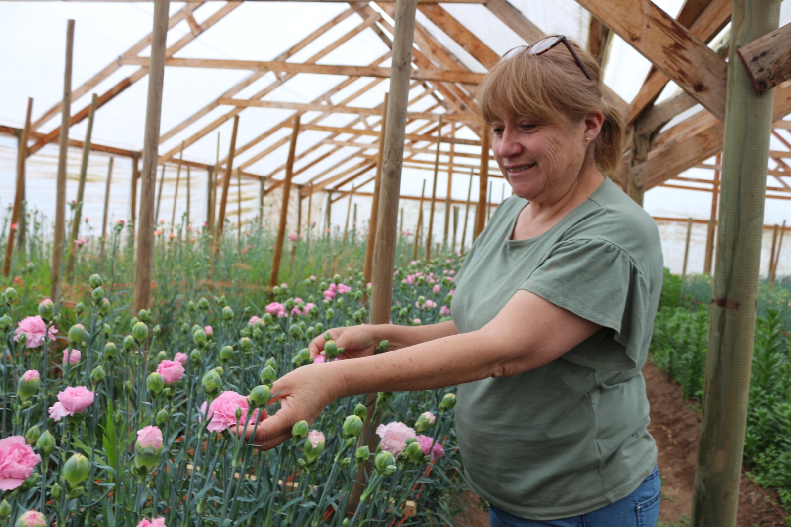 Elizabeth González y sus flores en el sector Ceres