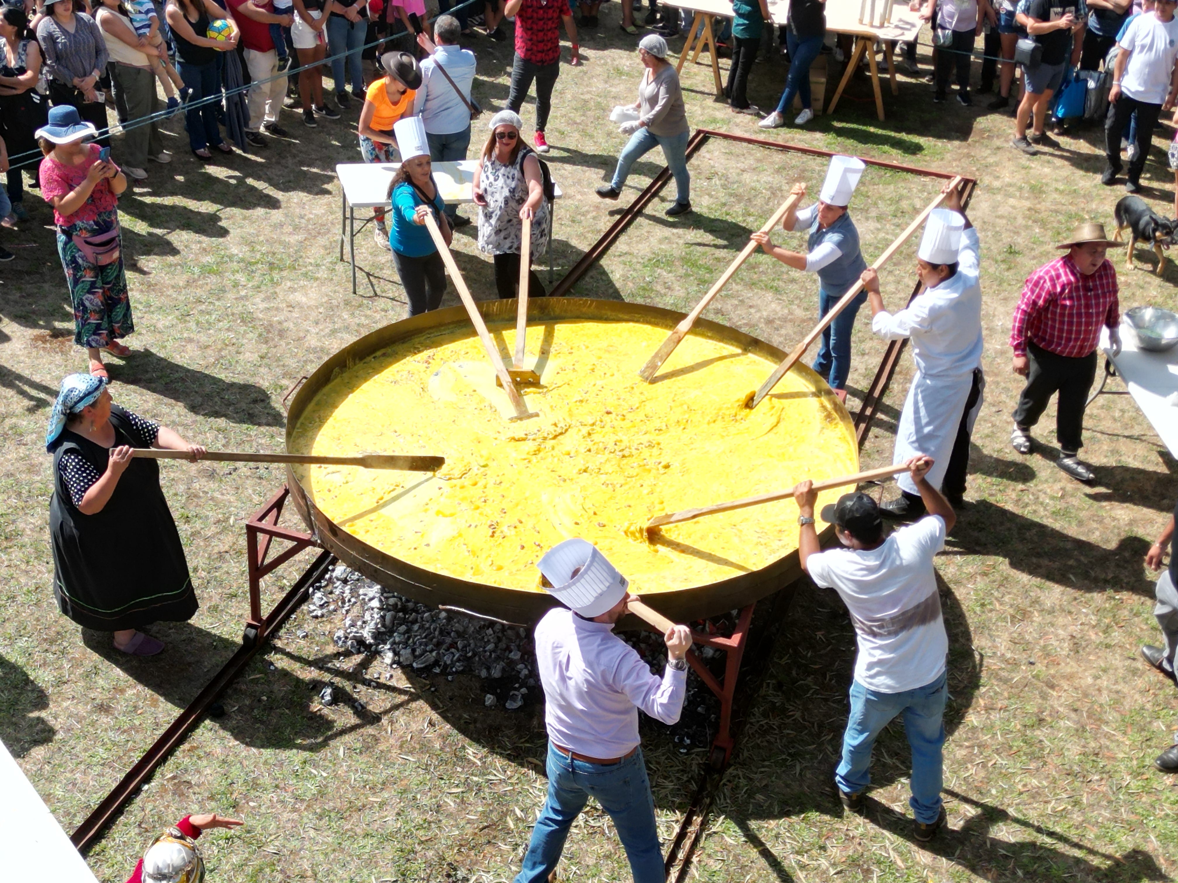 Imagen de la paila gigante de huevo azul en la fiesta de Río Negro