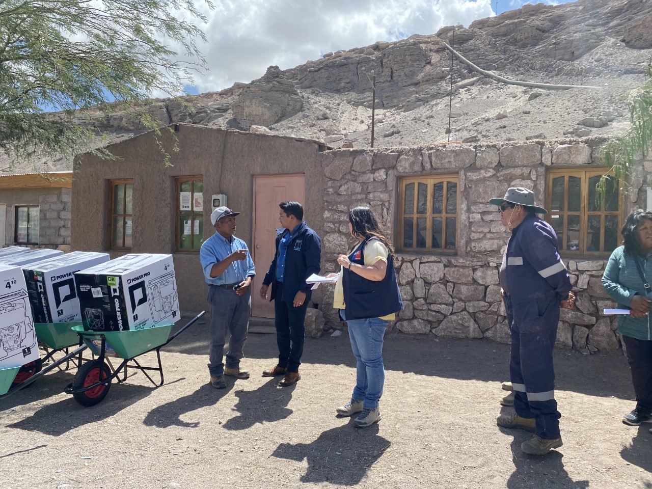 Entrega de motobombas en Lasana y Chiu Chiu