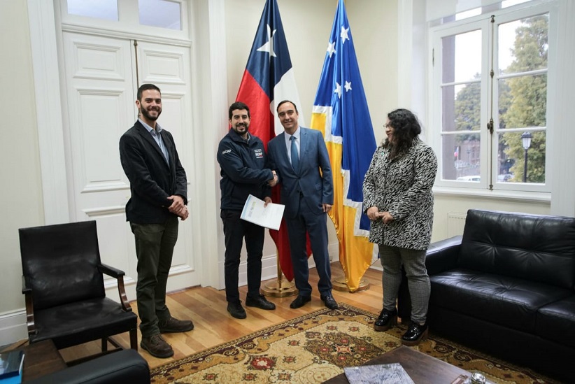 Santiago Rojas entrega la propuesta al Gobernador Flies junto al director regional de INDAP y la seremi de Agricultura