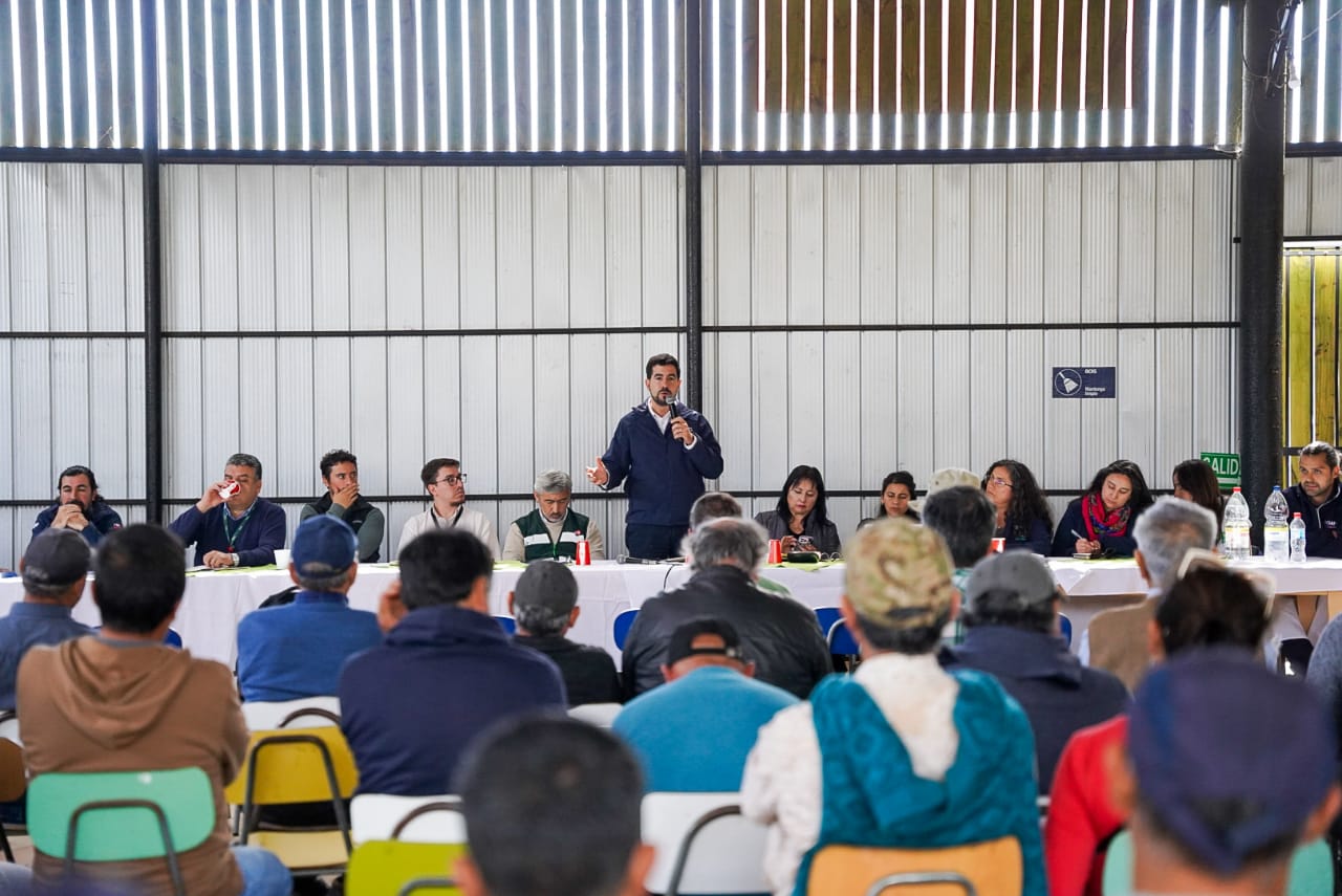 El director nacional de INDAP Santiago Rojas expone ante un grupo de floricultoras y floricultores de Longotoma