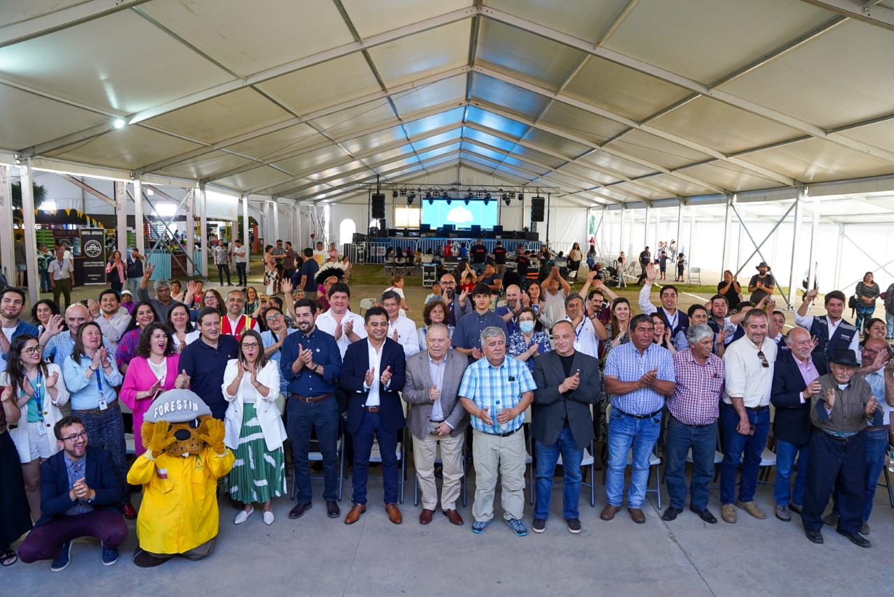 Productores y autoridades en el acto inaugural de la Expo Mundo Rural Los Ríos 2024