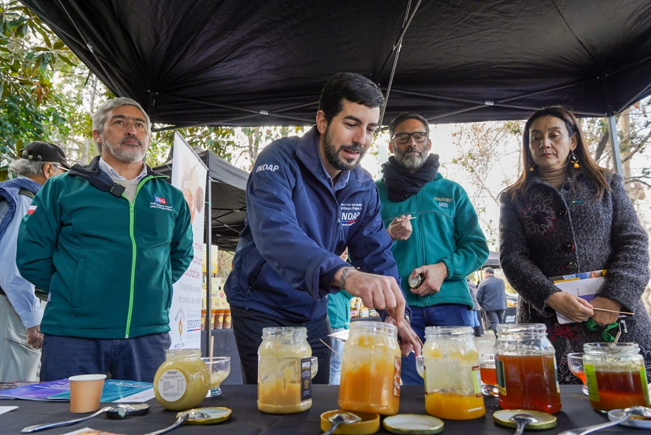 EL DIRECTOR NACIONAL DE INDAP SANTIAGO ROJAS JUNTO A SUS PARES DE INIA Y EL SAG