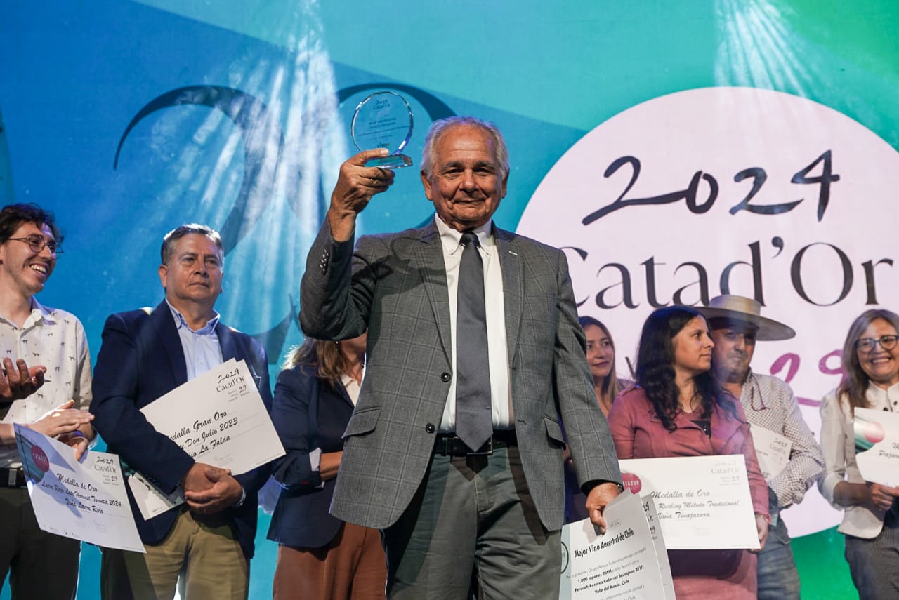 Guido Perucich al recibir su trofeo en Catad´Or 2024