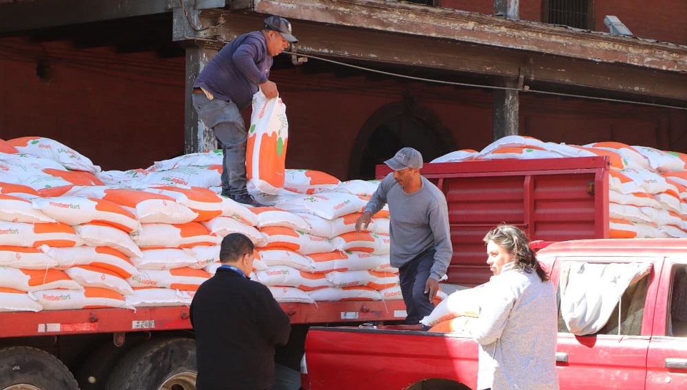Alimento para aves a agricultores de O'Higgins