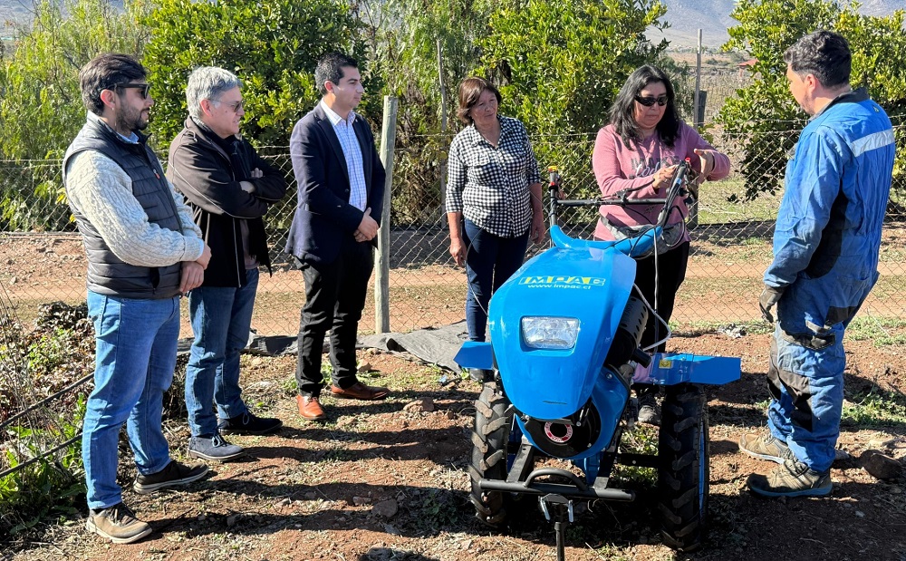 Entrega de motocultivadores en Potrerillos Bajos