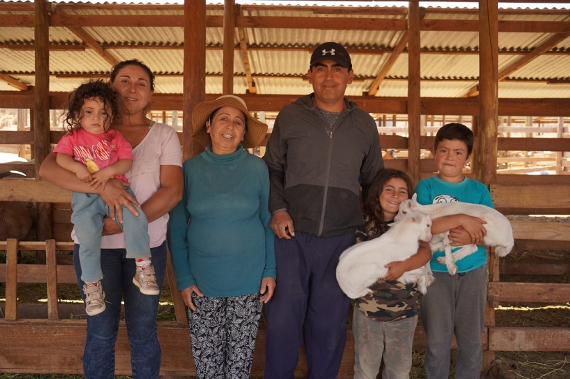Familia dedicada a la pequeña ganadería