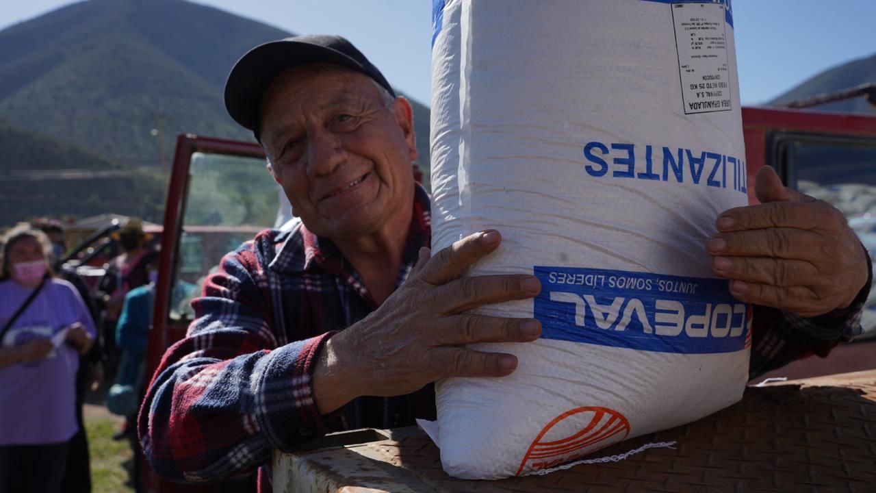 Uno de los productores que recibió fertilizante en Petorca