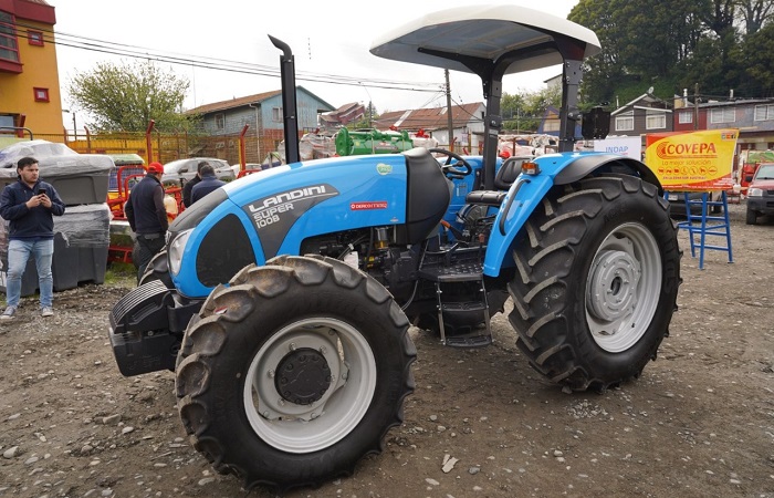 Entrega Tractor Pequeños Ganaderos Palena-2Interior