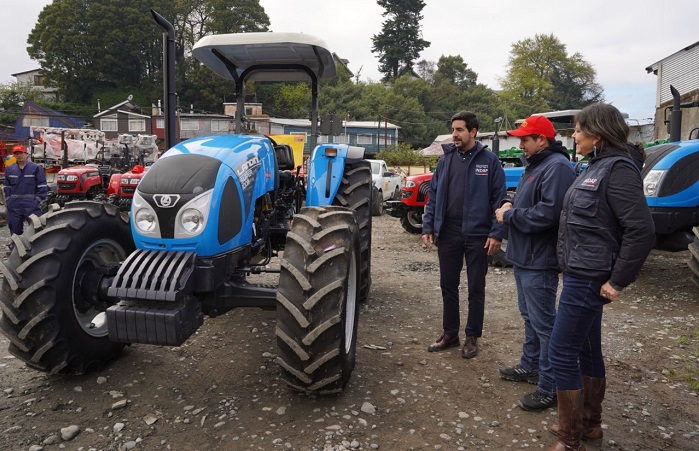 Entrega Tractor Pequeños Ganaderos Palena-4Interior