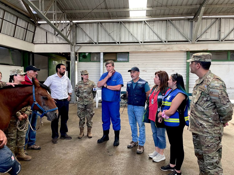 El subsecretario de Agricultura, José Guajardo, con el equipo médico y otras autoridades