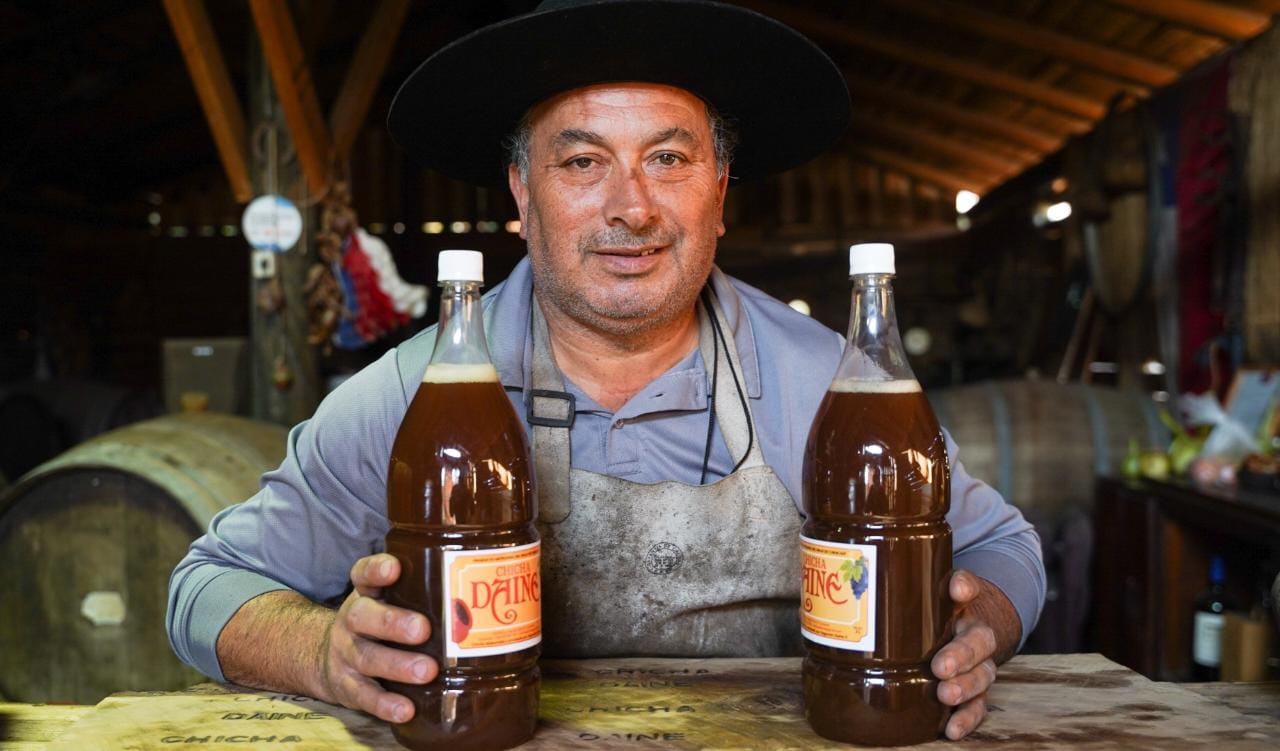 Segundo Daine y su chicha en Curacaví