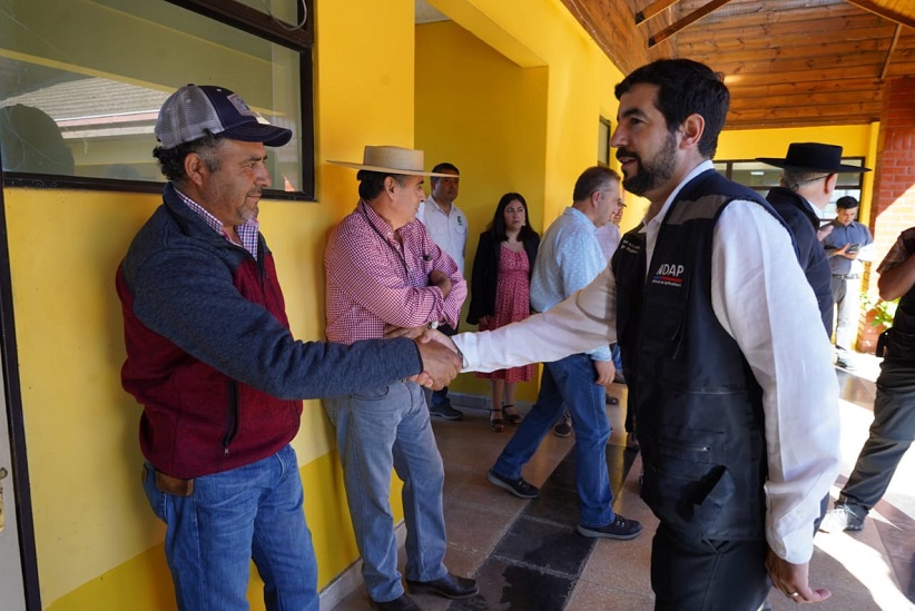 Santiago Rojas saluda a productores que participarán en el piloto del programa