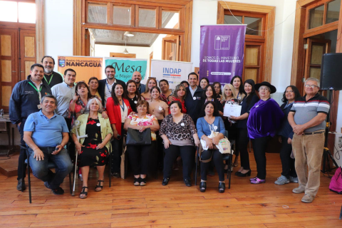 Mujeres reciben sus diplomas de la escuela de lideresas