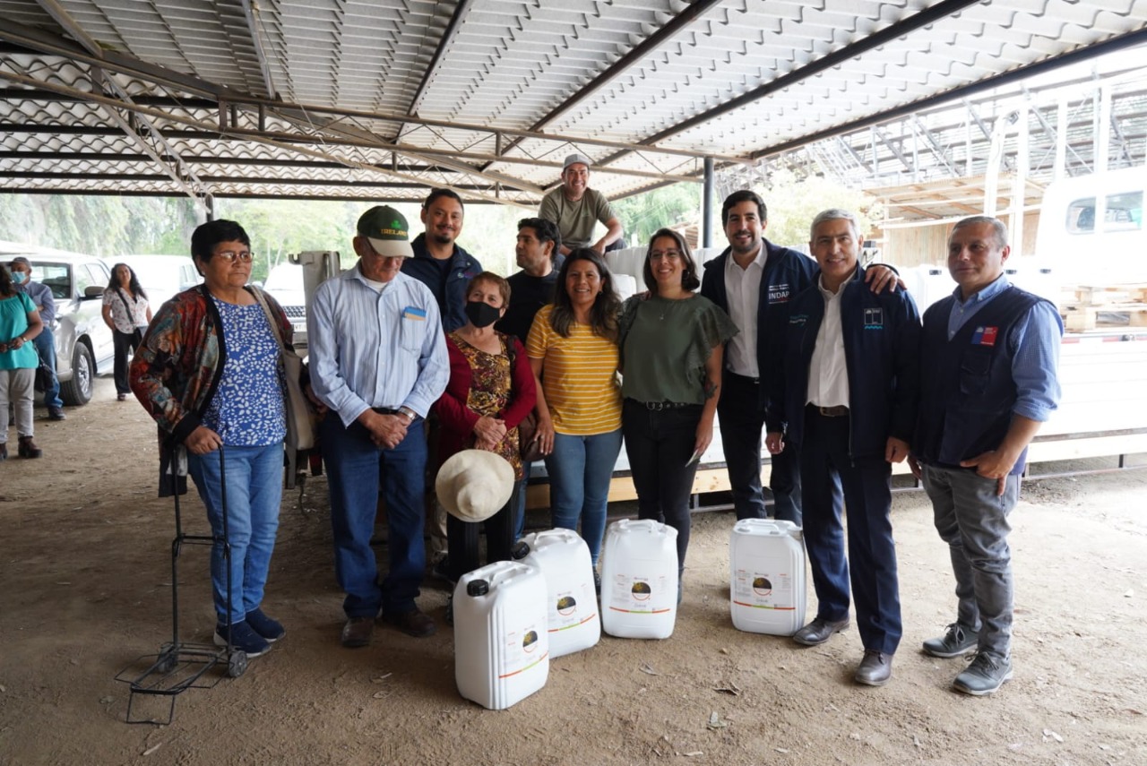 Junto a productores que recibieron el biofertilizante el subsecretario José Guajardo y el director nacional de INDAP Santiago Rojas 