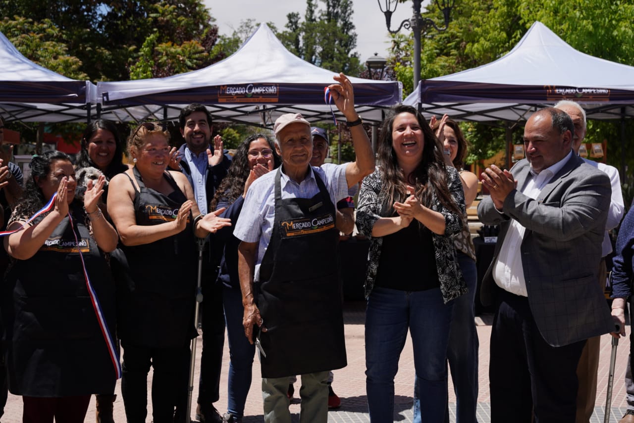 Junto a los productores se inauguró el Mercado Campesino de Calle Larga