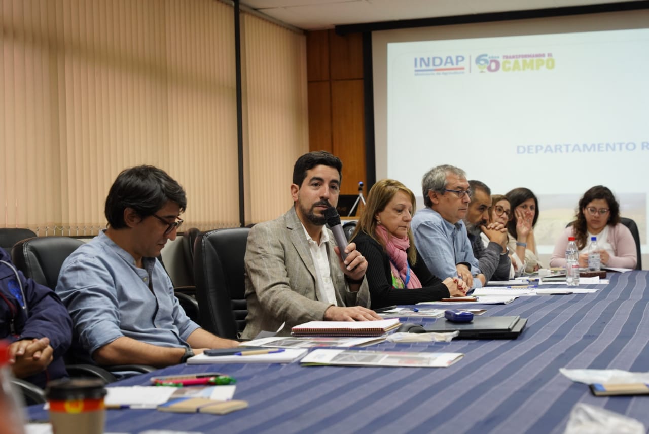 El director nacional Santiago Rojas expone en la reunión del equipo de Riego de INDAP