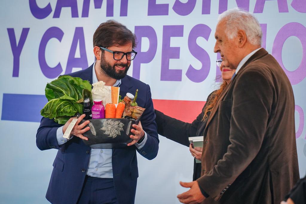 En el Día de las y los Campesinos Presidente Boric recibe regalo de artesano de Quinchamalí, zona fuertemente afectada por los incendios