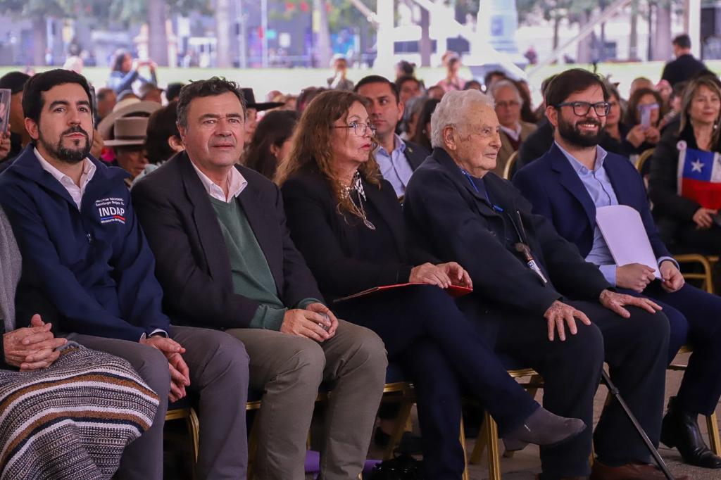 El Presidente Gabriel Boric, Jacques Chonchol, la representante de las organizaciones campesinas María Alvear, Esteban Valenzuela y Santiago Rojas. 