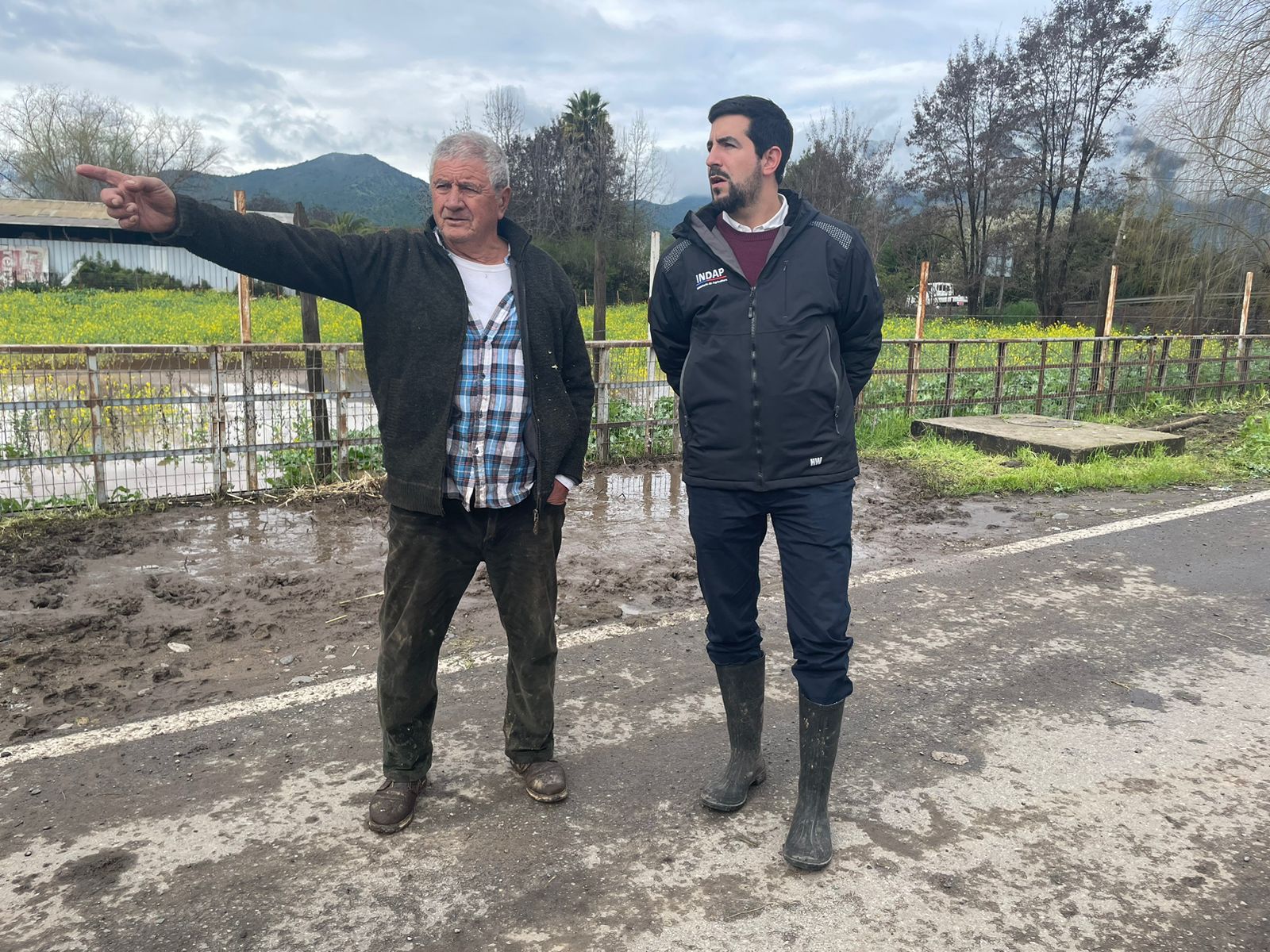 El director nacional de INDAP, Santiago Rojas, junto al agricultor Armando Rodríguez