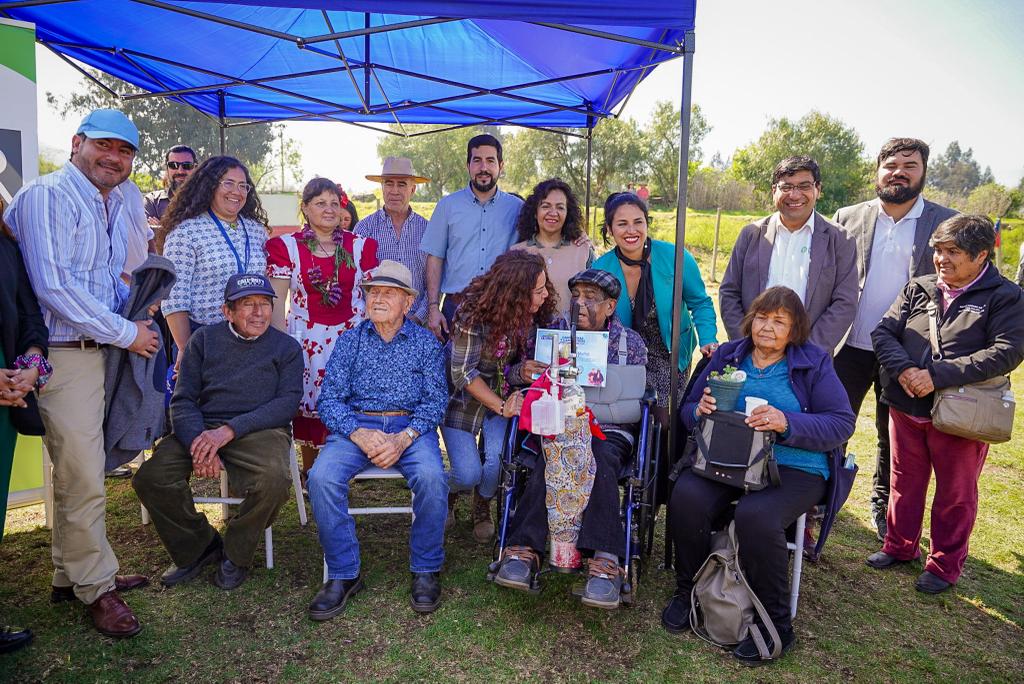 Dirigentes campesinos actuales e históricos en Valparaíso, y el equipo de INDAP con el director nacional Santiago Rojas