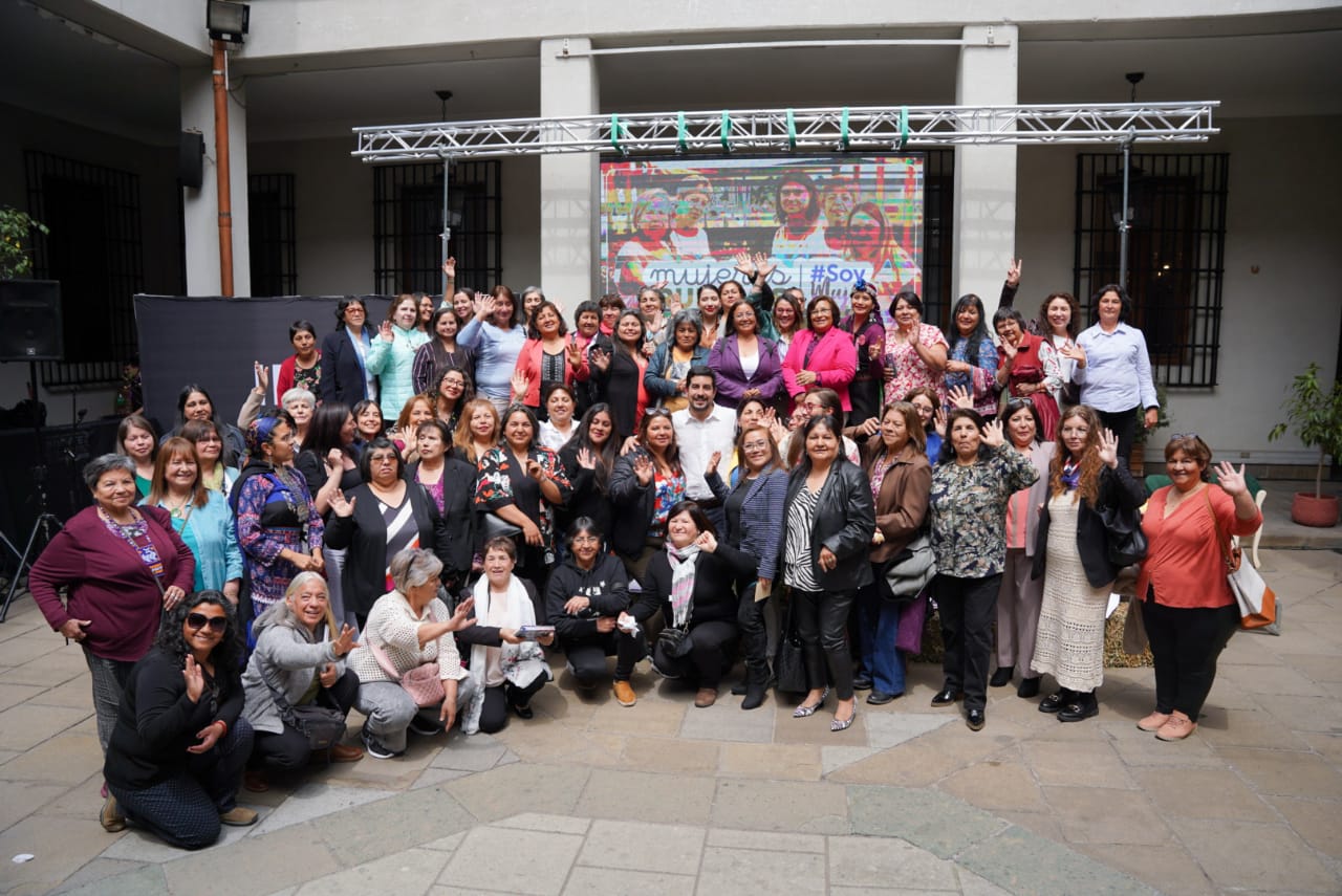 Las dirigentas al término de la jornada en el Patio de Las Camelias del Palacio de La Moneda