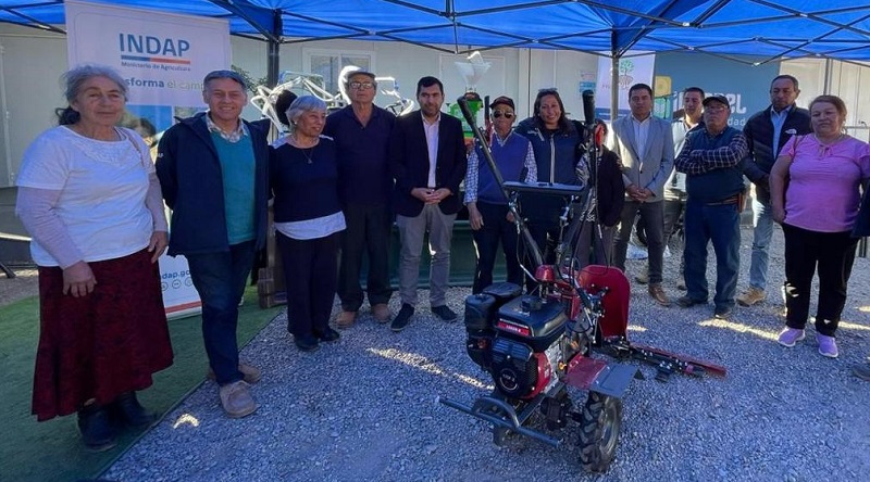 Entrega de maquinaria agrícola y pecuaria en Illapel