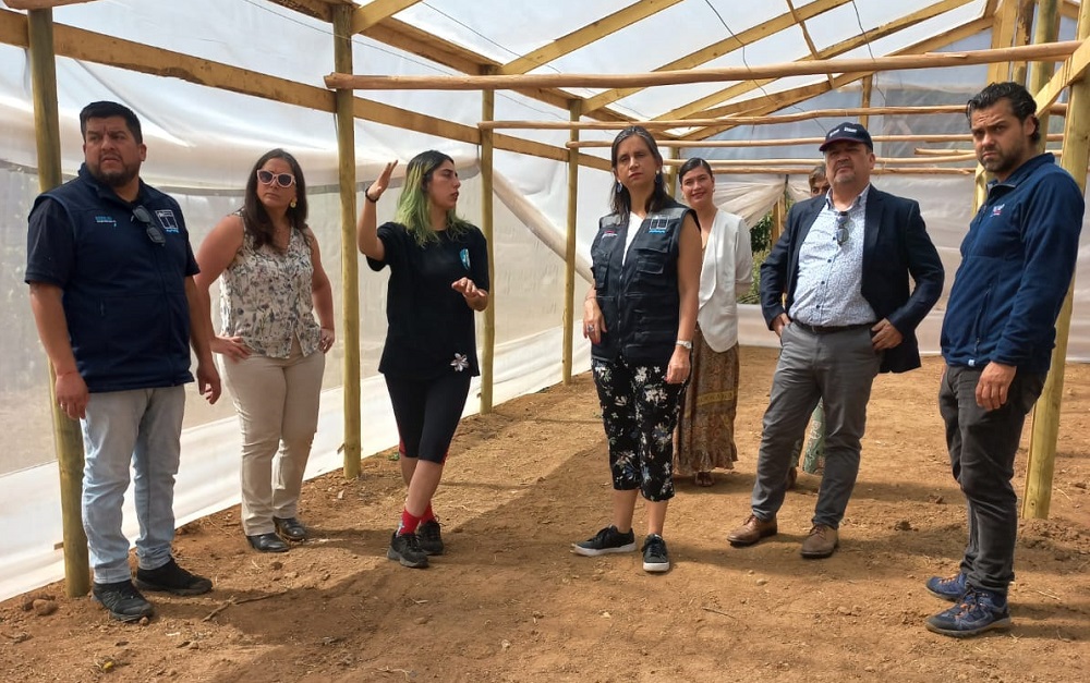 Entrega de invernaderos a agricultores afectados por incendios en Villa Alemana