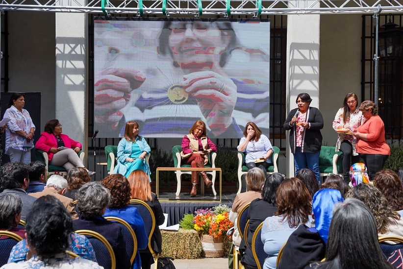 El conversatorio en el Patio de Las Camelias